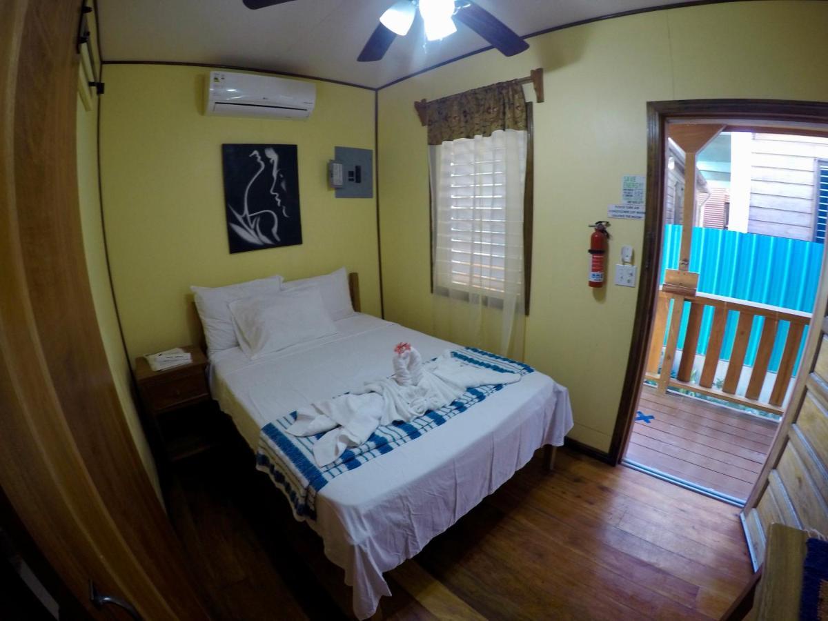Chila'S Accommodations Caye Caulker Exteriör bild