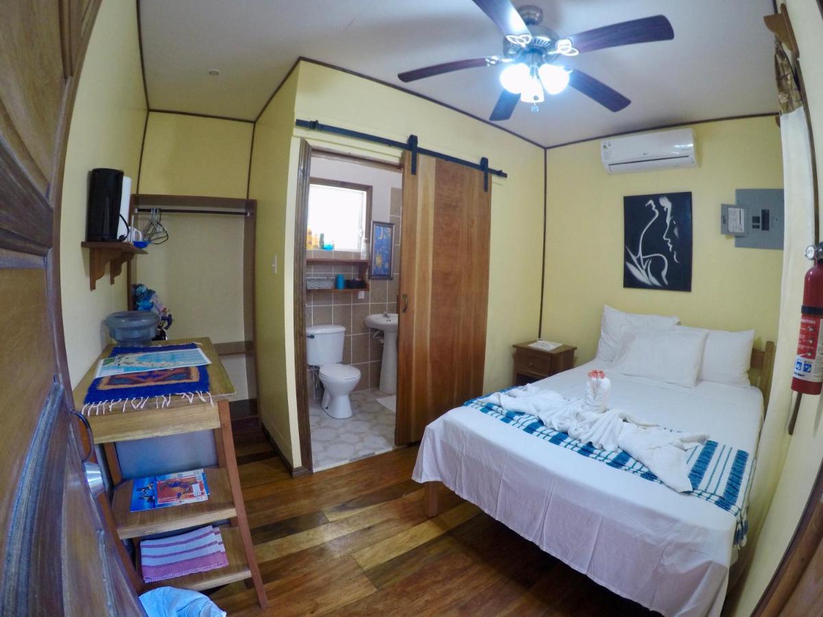 Chila'S Accommodations Caye Caulker Exteriör bild