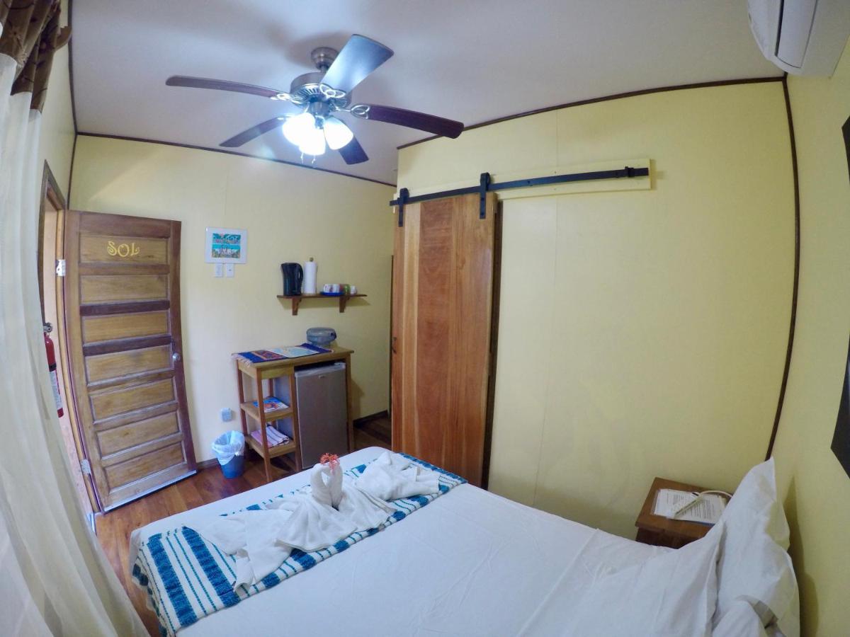 Chila'S Accommodations Caye Caulker Exteriör bild