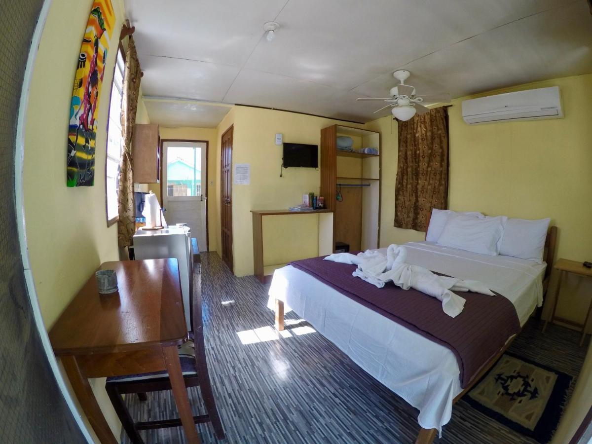 Chila'S Accommodations Caye Caulker Exteriör bild