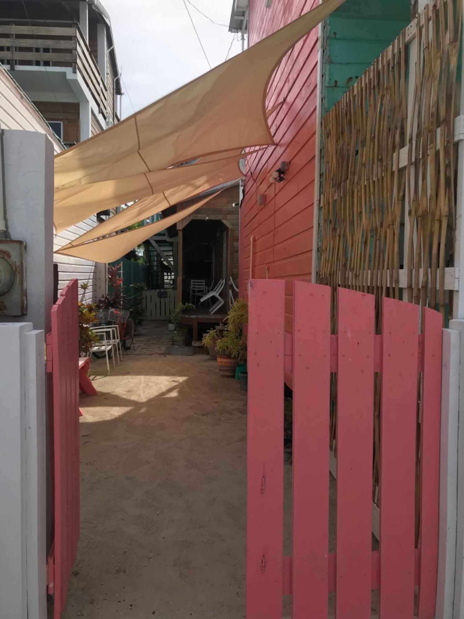 Chila'S Accommodations Caye Caulker Exteriör bild